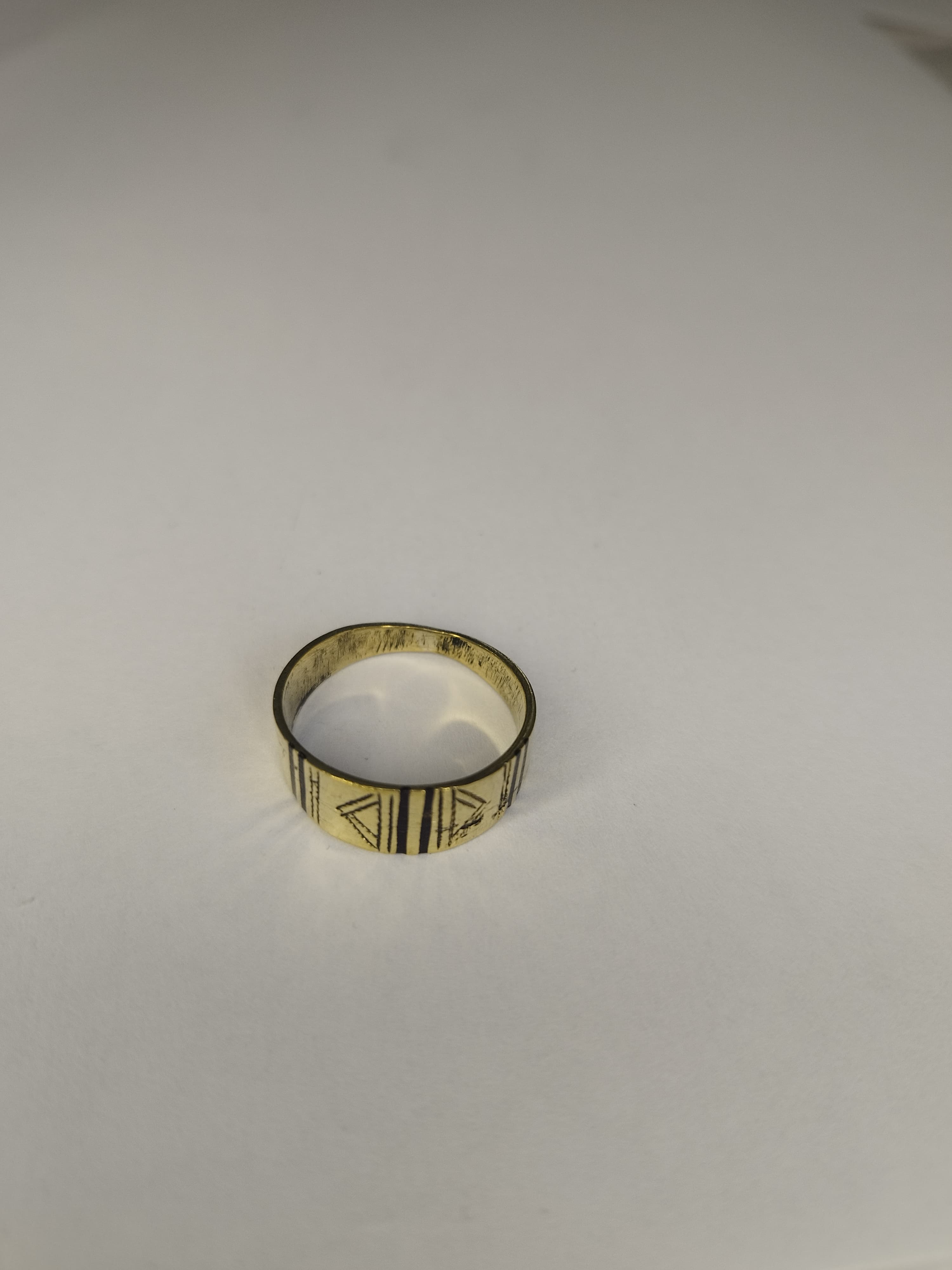 Bague bouclier ovale en bronze gravee