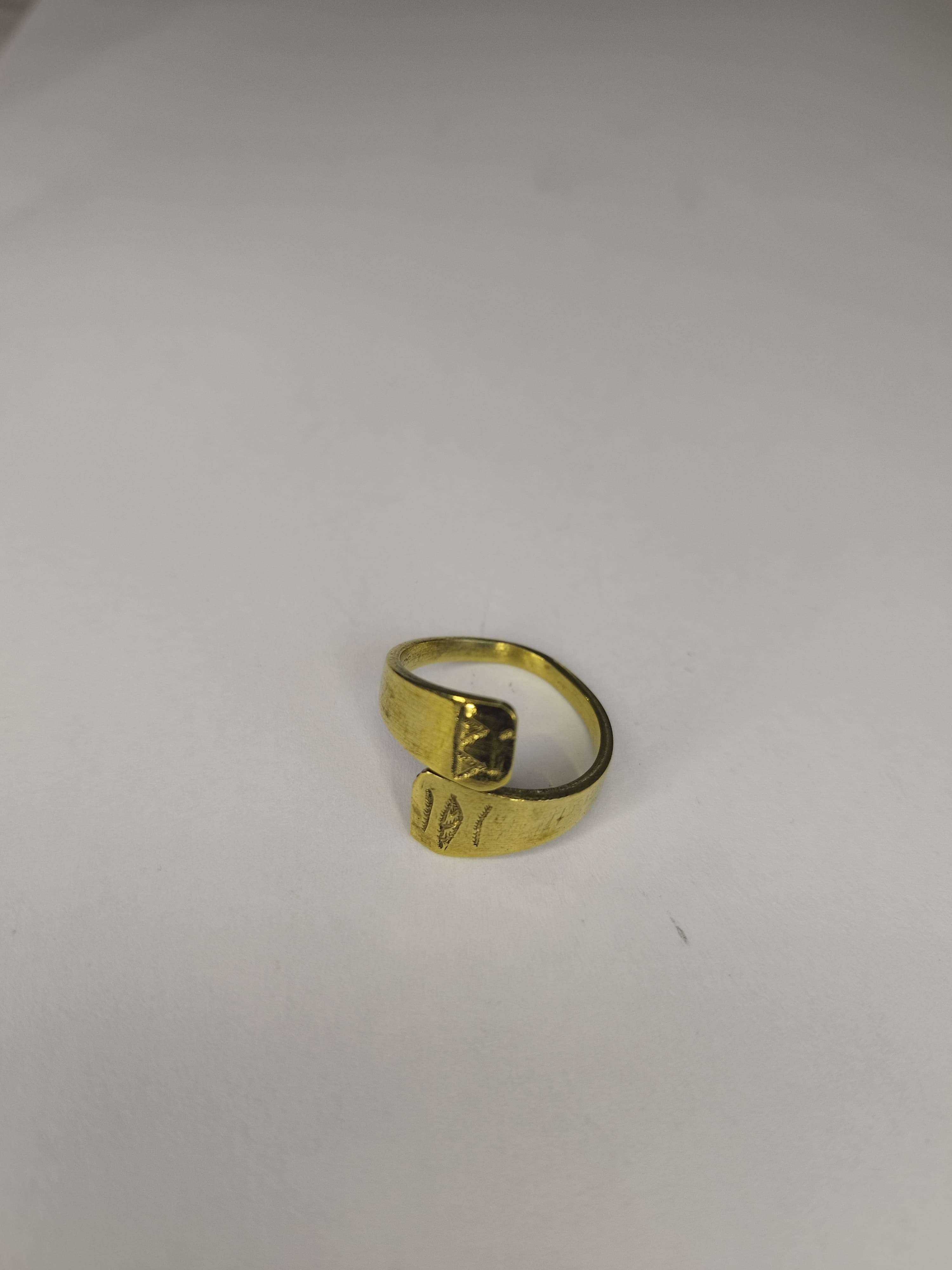 Bague fine gravee en bronze