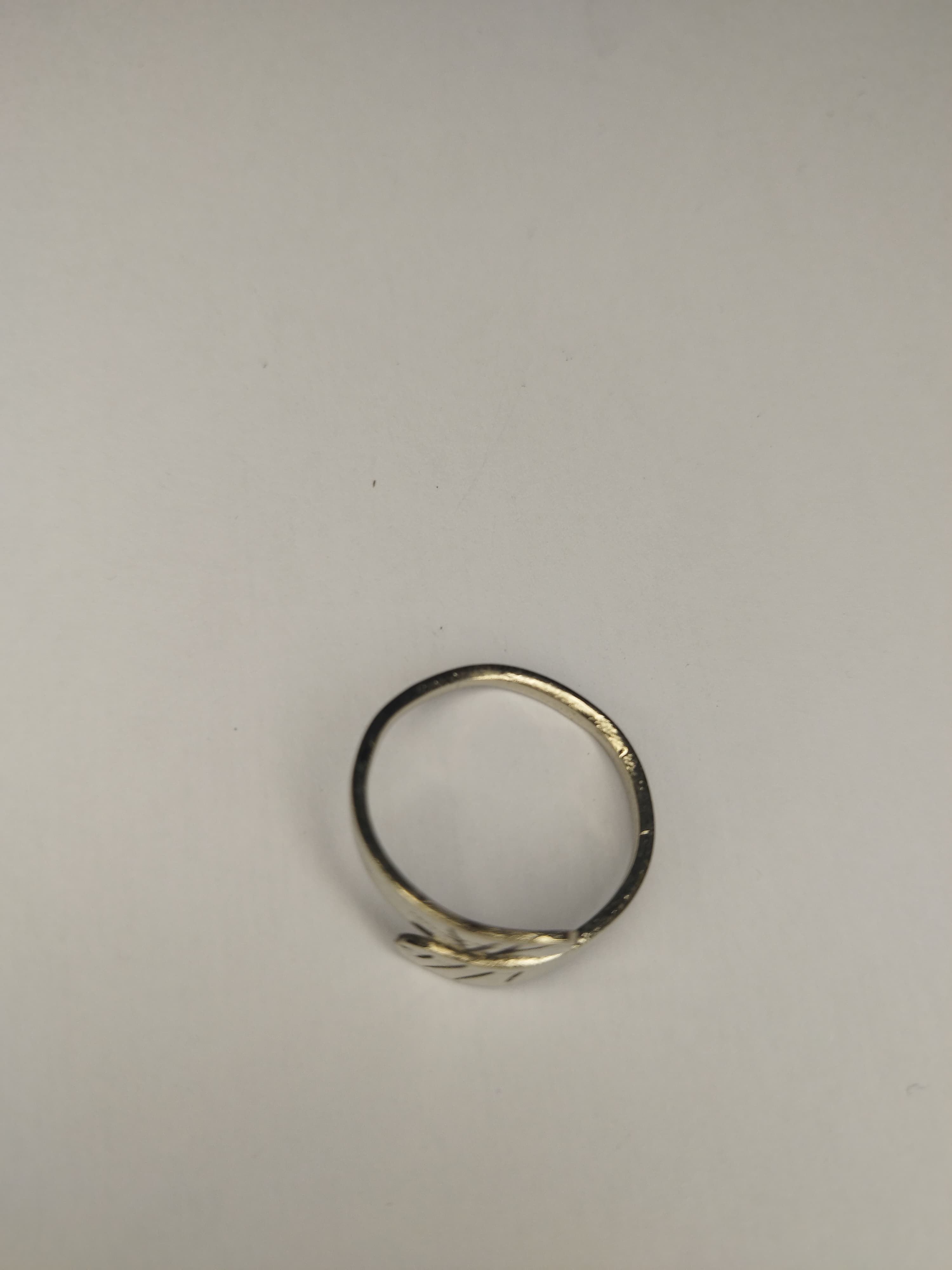 Bague bouclier en bronze gravee
